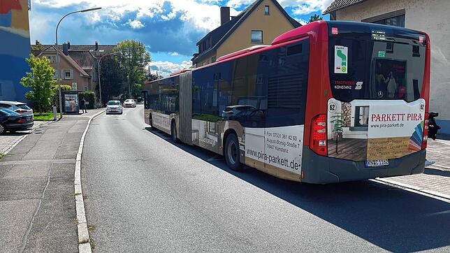 Zwischen den Bushaltestellen Carl-Benz-Straße (Industriegebiet) und Riedstraße (Wollmatingen) soll der Unbekannte das Mädchen bedroht ...
