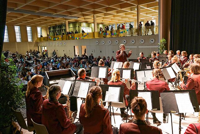 Erstes Konzert an neuer Wirkungsstätte: Der Musikverein Markelfingen am Eröffnungstag der Markolfhalle