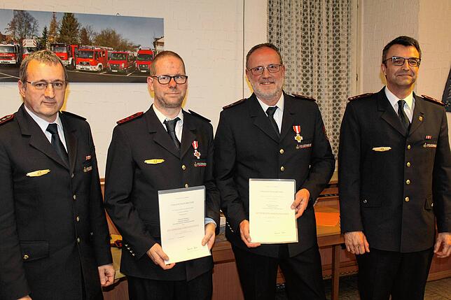 Gesamtkommandant Uwe Hartmann (links) und Abteilungskommandant Bernd Zimmermann (rechts) ehrten Ralf Böttinger (2. von links) für 25 und ...