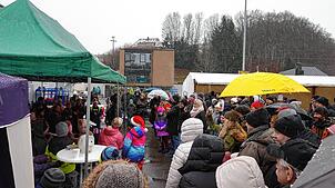 Bild : Groß und Klein trotzen beim Weihnachtsmarkt Rickenbach dem Schmuddelwetter