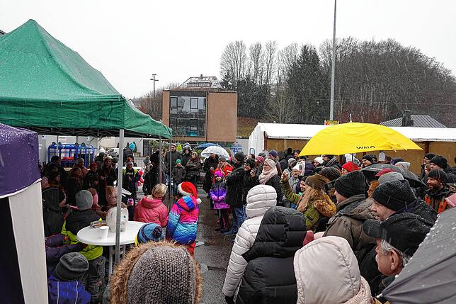 Bild 1: Groß und Klein trotzen beim Weihnachtsmarkt Rickenbach dem Schmuddelwetter