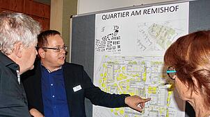 Markus Kliche vom Siedlungswerk erläutert Interessierten den Plan des Quartiers am Remishof.
