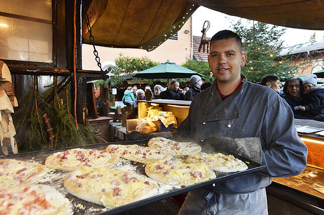 Der Gästeansturm sorgt dafür, dass Christoph Herzer kaum nachkommt beim Backen von Pizzateilen.