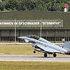 Ein Eurofighter landet in Laage bei Rostock: Gefertigt wird der jet unter anderem in Bayern, viele Teile kommen aus Baden-Württemberg.