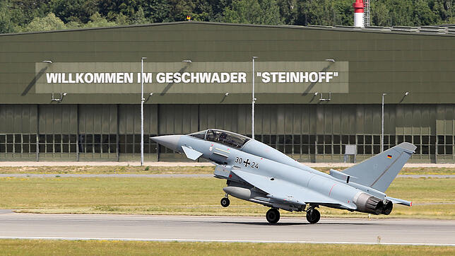 Ein Eurofighter landet in Laage bei Rostock: Gefertigt wird der jet unter anderem in Bayern, viele Teile kommen aus Baden-Württemberg.