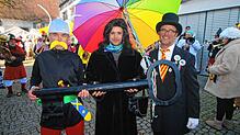Widerwillig, aber letztlich freiwillig rückte Bürgermeister Jürgen Stukle als Asterix (links) den Schlüssel zum Rathaus in Frickingen ...