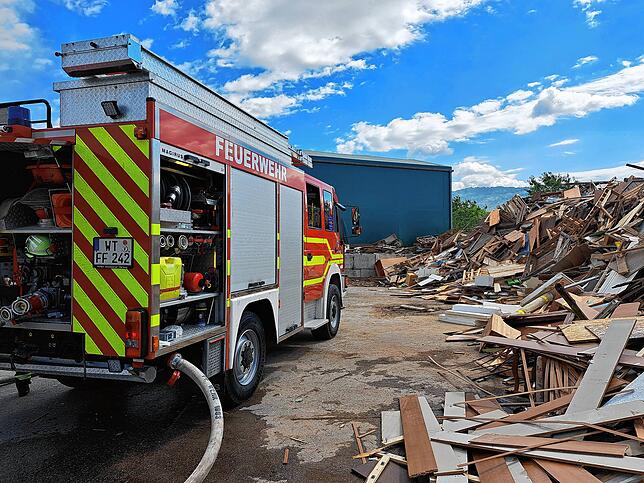 Feuerwehreinsatz bei Brand an Kreismülldeponie Lachengraben.