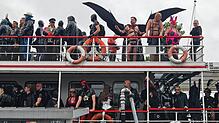 Die Gäste an Bord. Auch eine XXL-Fledermaus hat es auf das Schiff geschafft.