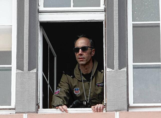 Aus dem Fenster seiner verrammelten Amtsstube verteidigte sich Bürgermeister Frank Harsch vehement und wollte sein Rathaus nicht an die ...