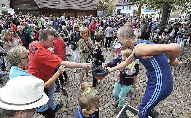Bild 25: Wenn Gaukler und Musiker in der Zähringerstadt regieren: Impressionen vom Straßenmusiksonntag in Bräunlingen
