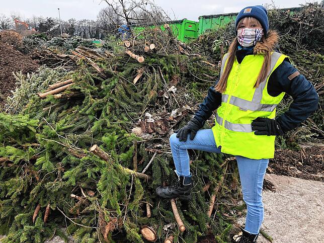 Lara-Sophie Betz aus Waldshut vor den abgegebenen Christbäumen auf dem Recyclinghof Küssaberg. Die Schülerin arbeitet dort in der Regel ...