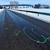 Die Markierungen auf der Straße zeigen die Stelle, wo sich vor dem Neudinger Ortseingang der Unfall ereignet hat.
