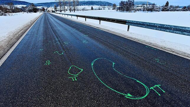 Die Markierungen auf der Straße zeigen die Stelle, wo sich vor dem Neudinger Ortseingang der Unfall ereignet hat.