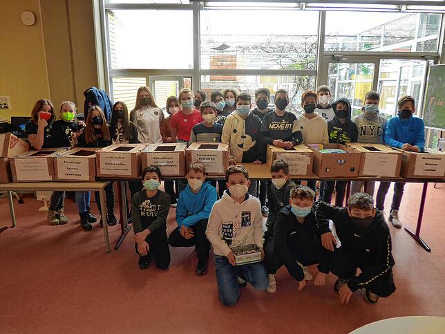 Die Klasse 6e der Realschule hat ihr Klassenzimmer zu einer Sammelstelle umfunktioniert. Ihnen sei es wichtig gewesen, nicht nur über ...