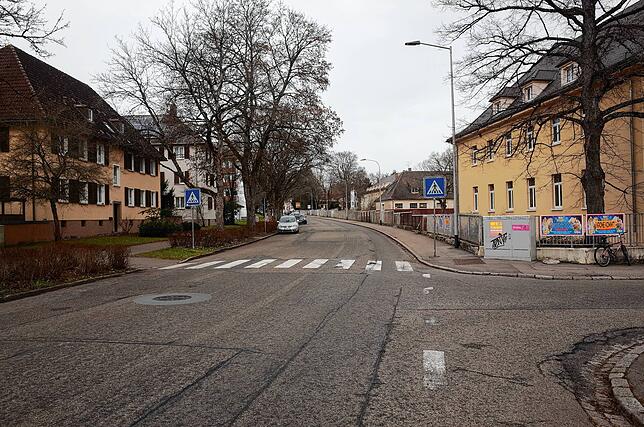 Blick in den geplanten Bauabschnitt, rechts das Gebiet Oberer Brühl. Die Kirnacher Straße hat eine opulente Breite.