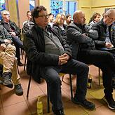 Die anwesenden Gemeinderäte Adolf-Martin Hensler (vorne links) und Roland Halder (vorne, Zweiter von links) diskutierten mit den ...
