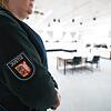 Justizmitarbeiterin bei Prozessbeginn im Gerichtssaal in Itzehoe.