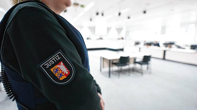 Justizmitarbeiterin bei Prozessbeginn im Gerichtssaal in Itzehoe.