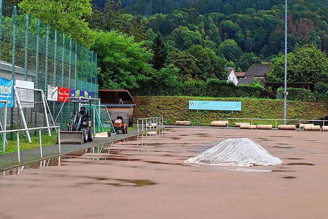 Nicht wie gewohnt in grün, sondern in rot zeigt sich der Platz nach der Entfernung des alten Kunstrasens.