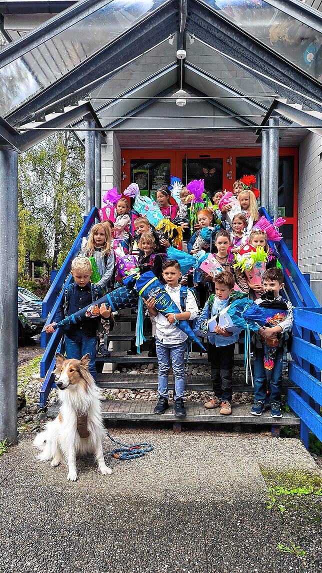 Gemeinsam mit Schulhund Livy und ihrer Klassenlehrerin Petra Wieshoff starten die 19 Erstklässler an der Grundschule Stahringen in ihr ...