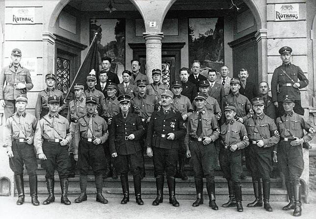 Die SA Wehr vor der Bahnhofsrestauration um 1937/38. In der Mitte Lorenz Arnold, der 1937 Sturmführer und Chef der Wehrer SA geworden ...