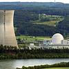Ansicht des schweizerischen Atomkraftwerks Leibstadt am Hochrhein, von der deutschen Seite (Kreis Waldshut) aus gesehen.