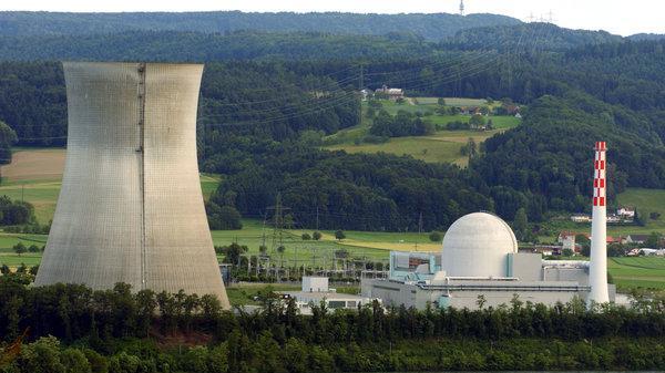 Ansicht des schweizerischen Atomkraftwerks Leibstadt am Hochrhein, von der deutschen Seite (Kreis Waldshut) aus gesehen.