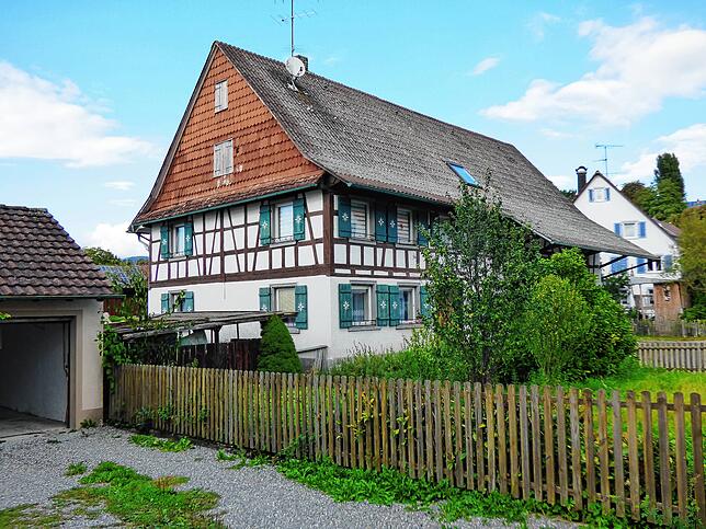 Dieses alte Fachwerkhaus in der Efrizweiler Straße in Riedheim wird abgerissen. Es sollen drei Doppelhäuser entstehen.