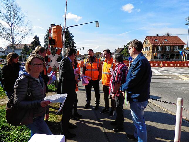 3. April 2019: Im Süden der Stadt wird bei der Bahnkreuzung eine abknickende Vorfahrtsstraße auf der Verkehrsachse ...