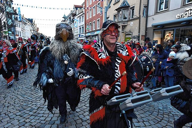 Bild 16: Fasnetmontag in Villingen: Bilder vom blau-weißen  Glonkiumzug