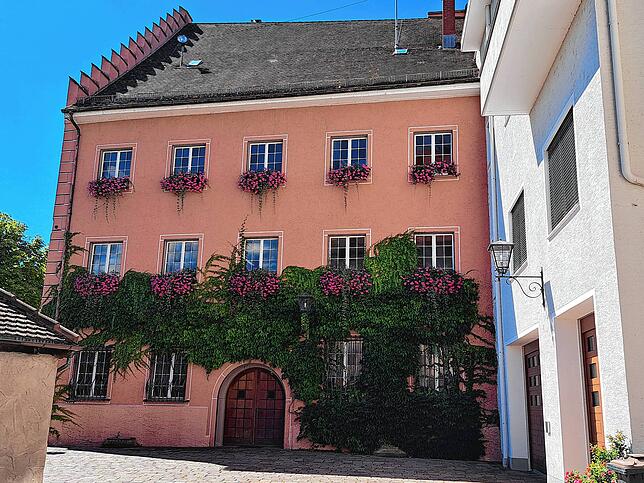 Hier wird in Engen Politik gemacht. Das Rathaus aus seitlicher Perspektive.