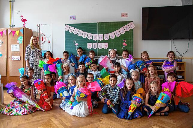 Die Klasse 1c Flamingoklasse der Waldeck-Schule Singen mit ihrer Klassenlehrerin Annalena Tobien bei ihrer Einschulungsfeier.