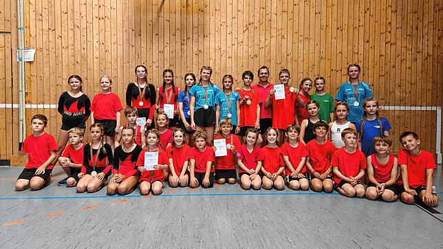 Sie dürfen mit sich zufrieden sein: 33 Turnerinnen und Turner im Alter von acht bis 14 Jahren treten in Schonach in verschiedenen ...