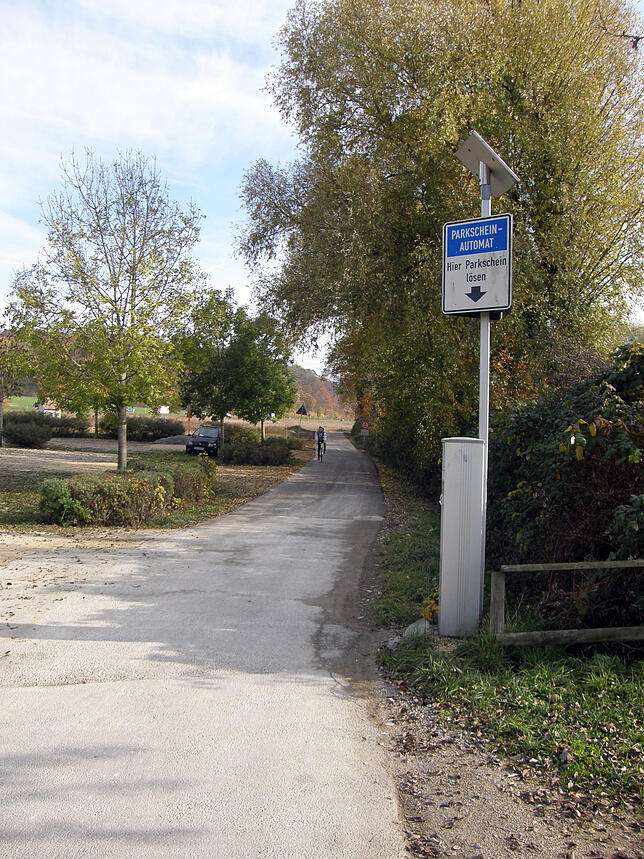Der Weg nördlich der Bahnlinie hat ab dem Haltepunkt Hegne nun einen Belag, weil die Radler hier fahren müssen.