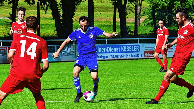 Doppelter Torschütze: Zwei Treffer steuerte der Murger Francesco Lo Presti (Mitte) zum 5:0-Sieg seiner Mannschaft beim SV Rheintal bei.