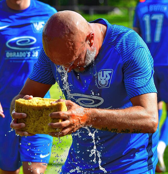 Abkühlung nötig: Mit seinen 45 Jahren hielt der scheidende Trainer Sascha Müller beim 1:7 des TuS Stetten bei der SG FC Wehr/Brennet ...