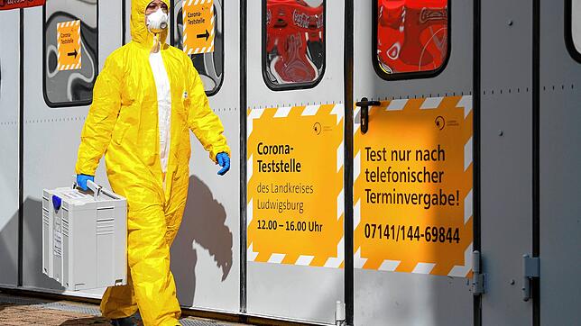 Ein Mitarbeiter vor einer Corona-Teststelle in Ludwigsburg.