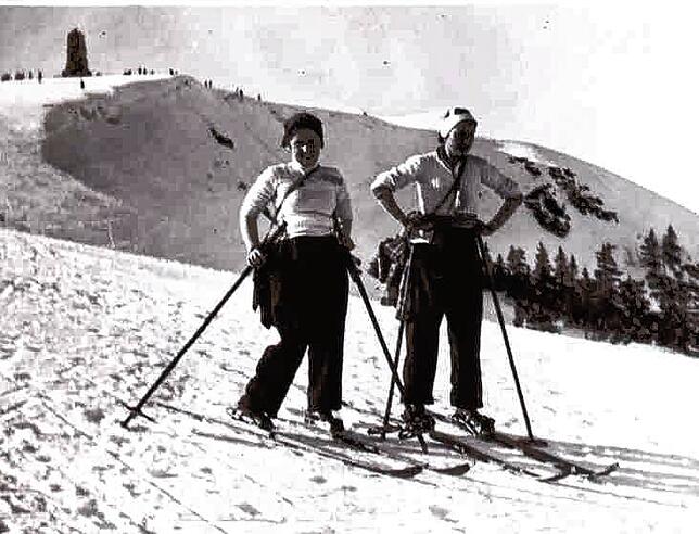 Paula Baumann (rechts) beim Skifahren auf dem Feldberg.