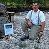 Stefan Eichkorn, Gewässerwart des Angelsportvereins Lauchringen, kniet dort, wo normalerweise Wasser fließt. Er bringt Hinweisschilder ...