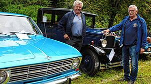 An einem Oldtimer: Vorsitzender Albert Senger (rechts) mit einem Besucher im vergangenen Jahr. Archivbild: Lacher