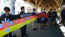 Bürger aus Nagai begrüßen die Delegation aus Bad Säckingen am Bahnhof Akayu und begleiten sie auf dem letzten Stück der Strecke. Foto: ...