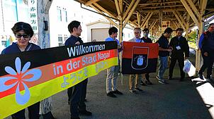 Bürger aus Nagai begrüßen die Delegation aus Bad Säckingen am Bahnhof Akayu und begleiten sie auf dem letzten Stück der Strecke. Foto: ...