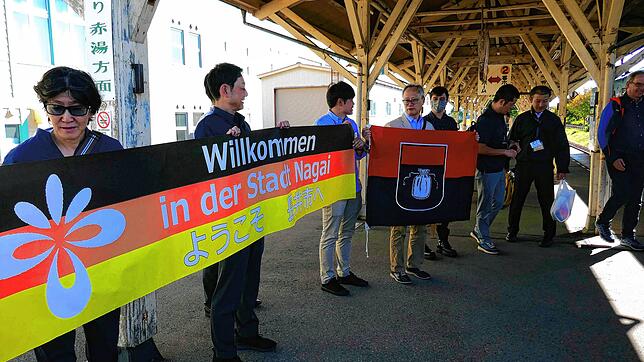 Bürger aus Nagai begrüßen die Delegation aus Bad Säckingen am Bahnhof Akayu und begleiten sie auf dem letzten Stück der Strecke. Foto: ...