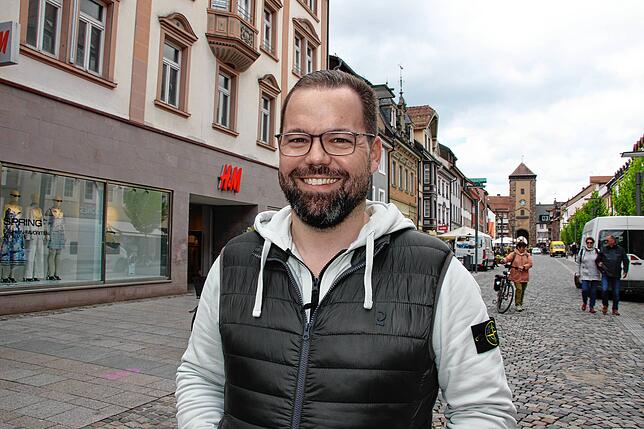 Timo Pohl möchte mit seinem Sohn ein Geschenk für seine Frau zum Muttertag kaufen.