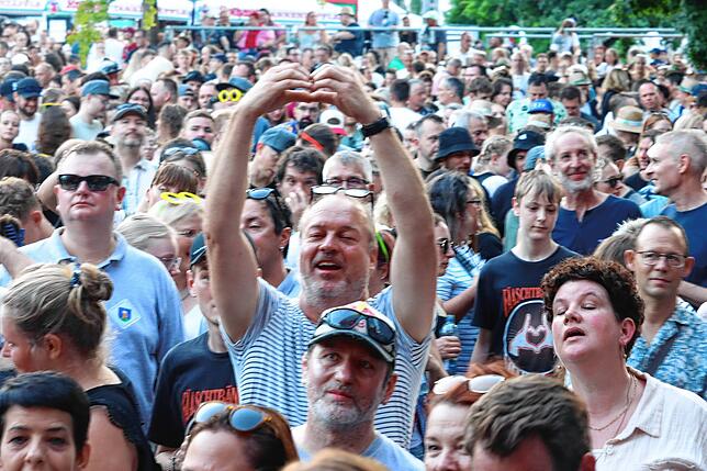Bild 15: Fäaschtbänkler begeistern 5000 Fans beim letzten Schloss Salem Open Air – Die besten Bilder!