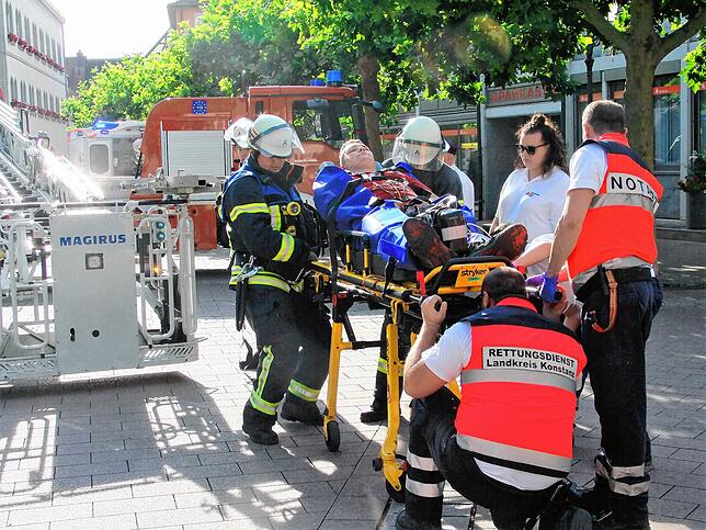 Bild 25: Bilder von der Schauübung der Feuerwehr und der Rettungsdienste auf dem Radolfzeller Marktplatz