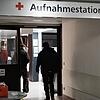 Notfallpatienten werden heute getrennt behandelt, in der internistischen (Bild) und chirurgischen Notaufnahme. Bis Mai 2021 muss eine ...