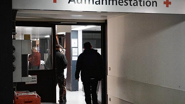 Notfallpatienten werden heute getrennt behandelt, in der internistischen (Bild) und chirurgischen Notaufnahme. Bis Mai 2021 muss eine ...