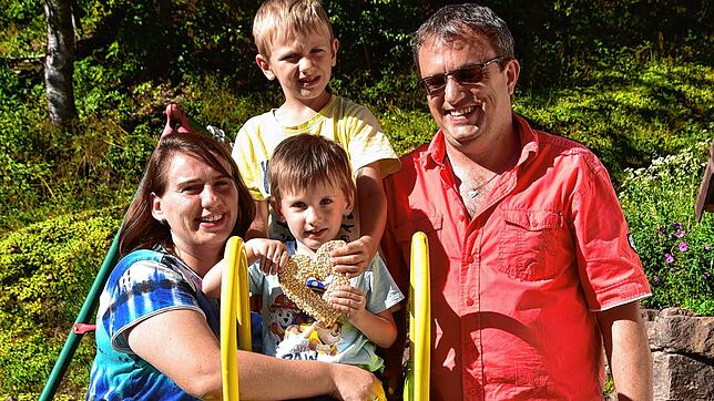 Aufgrund der Krankheit von Lenny (auf der Rutsche) muss Familie Weißer ihr Haus barrierefrei umbauen. Das kostet rund 150&nbsp;000 Euro. ...