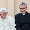 Ein Bild aus anderen Zeiten: Der emeritierte Papst Benedikt XVI. sitzt im Jahr 2019 neben seinem Privatsekretär Georg Gänswein. Doch ...